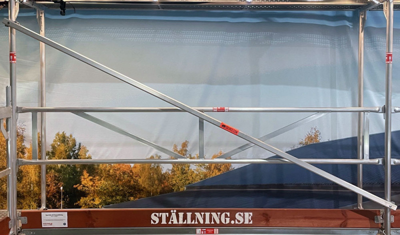 Diagonalstag med dubbla ledade kopplingar, monteras under ramens inre 