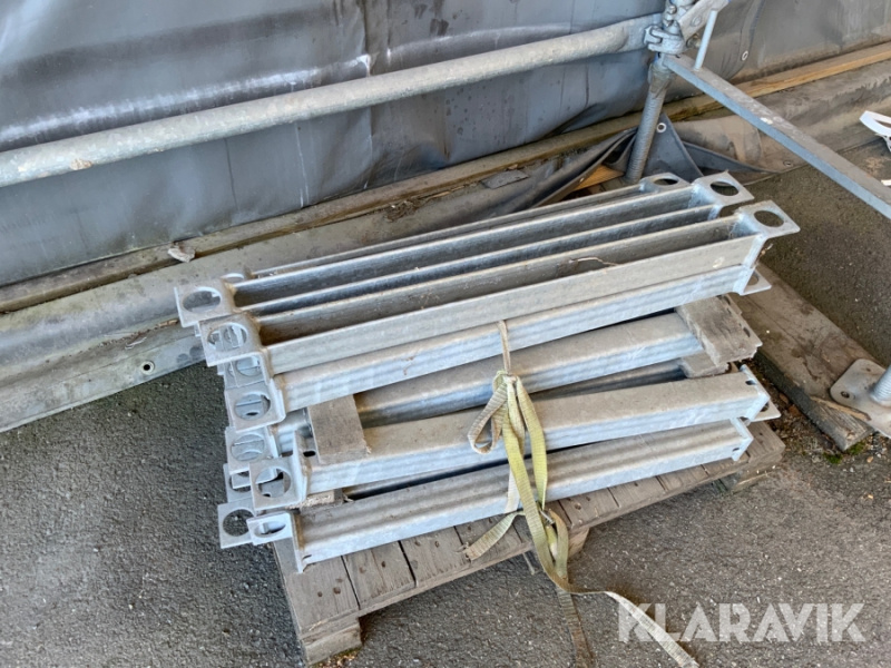 Plattformsh�llare f�r fackverksbalk