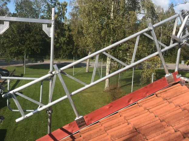 Fotlisth�llare monterad p� v�rt gavelskydd